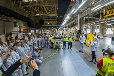 向奮斗者致敬:中視協文藝志愿者小分隊走進東風商用車展開展服務采風