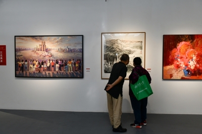 觀眾駐足欣賞展覽作品。陳驊攝